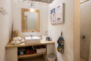 江比阿The Loop Beach Resort- Adults Only的一间带水槽和镜子的浴室