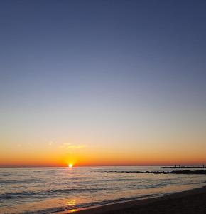 丽都迪奥斯蒂亚la passeggiata的海滩上的日落和日落
