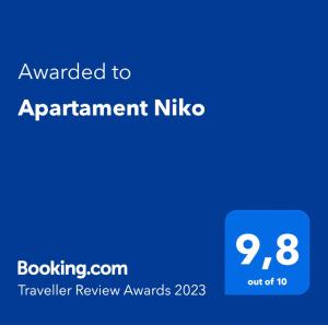 托伦Apartament Niko的给nikko公寓的蓝色标语