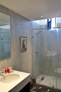 拉巴特Dar Chrifa的带淋浴和盥洗盆的浴室