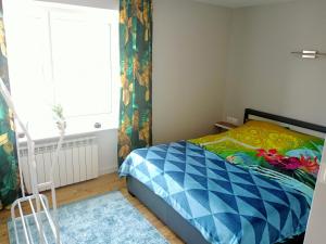 苏瓦乌基Apartament 4U - Azyl Arkadia的一间卧室设有一张床和一个窗口