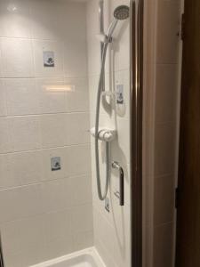 伍德布里奇格鲁夫之家酒店的带淋浴的浴室