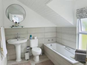 诺丁汉路Quaint Gowrie Village Apartment的浴室配有盥洗盆、卫生间和浴缸。