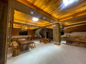 Yilan City森堡休閒莊園的大房间设有桌子和木制天花板