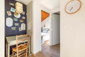索尔特奥瑟戈尔Nature & Sun, Natural lifestyle - Hossegor的卧室配有桌子和墙上的时钟