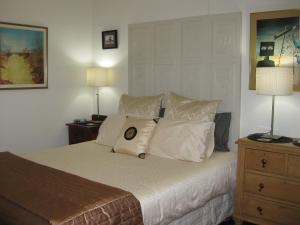 奥尔巴尼三个烟囱住宿加早餐旅馆的一间卧室配有一张带枕头的床和两盏灯。