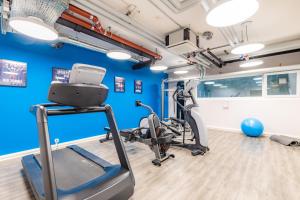日内瓦Appart'City Collection Genève Aéroport - Vernier的健身房设有跑步机和蓝色的墙壁