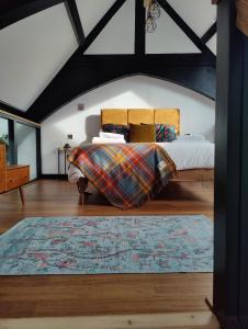 爱丁堡Slateford House 1770 by The House of Danu的一间卧室配有一张床和地毯