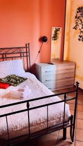 费拉拉La Bicicletta Rifiorita的一间卧室配有床、梳妆台和台灯。