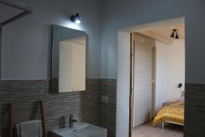 里斯佩施雅Agriturismo Mimosa的一间带水槽和镜子的浴室