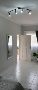 伊登维尔Refreshing Space in Eden Glen, Johannesburg, SA的一间白色的房间,设有门和窗户