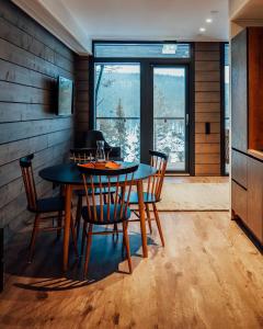 普哈圣山Kurula's Resort的一间带桌椅和窗户的用餐室