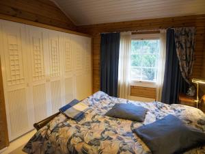 埃克奈斯Villa Mustikka的一间卧室配有一张带两个枕头的床