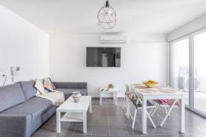 马赛NEW JOLIETTE Comfortable Apartment well located with private parking的客厅配有沙发和桌子