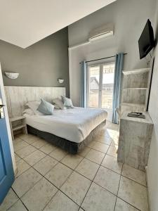 圣马迪拉莫卡马格棕榈酒店的一间卧室设有一张床和一个大窗户