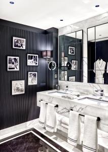 伊斯坦布尔Vakko Hotel and Residence的一间带大水槽和镜子的浴室