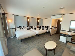 釜山釜山海云台2东横酒店的酒店客房配有一张床铺和一张桌子。