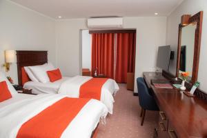 吉尔吉特吉尔吉特瑟琳娜酒店的酒店客房配有两张床和一张书桌