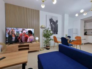加鲁查Apartamento Luz del Mediterraneo Garrucha的客厅配有电视和蓝色沙发。