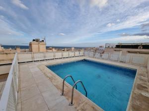 加鲁查Apartamento Luz del Mediterraneo Garrucha的建筑物屋顶上的游泳池
