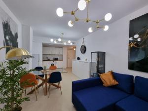 加鲁查Apartamento Luz del Mediterraneo Garrucha的客厅配有蓝色的沙发和桌子