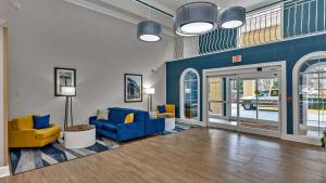 索尔兹伯里Comfort Suites Salisbury I-85的大楼内带蓝色和黄色家具的客厅