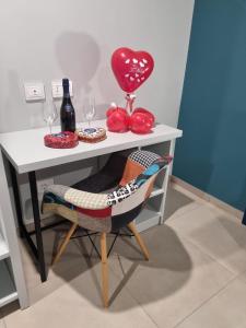 PatricaRosy's Rooms的一张桌子,椅子上配有气球和酒杯