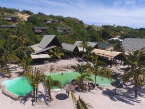 普拉伊拉多比莱尼Nghunghwa Lodge的享有带游泳池的度假村的空中景致