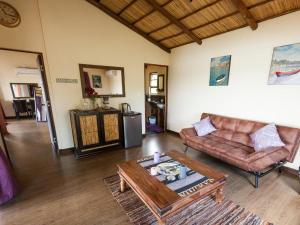 普拉伊拉多比莱尼Nghunghwa Lodge的客厅配有沙发和桌子