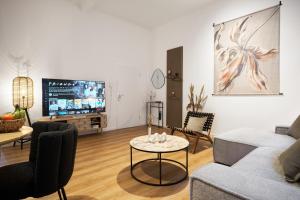 科隆Park Avenue Apartments - Dom mit Stil - Küche - Parkplatz - WLAN - 65 Zoll TV - NETFLIX的客厅配有沙发和桌子
