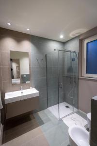 卡塔尼亚Pasubio Quattro BB的带淋浴、水槽和玻璃淋浴间的浴室