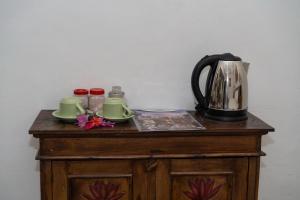 乌布帕德玛乌布休闲旅馆的茶壶和木桌上的杯子