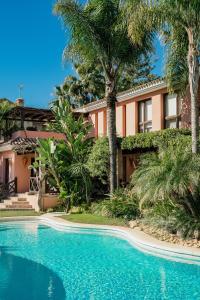 Villa Bambú Marbella内部或周边的泳池