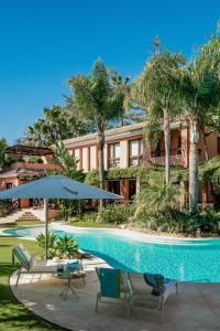 Villa Bambú Marbella内部或周边的泳池
