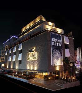 釜山Seomyeon Hound Hotel 1st Street的建筑的侧面有标志