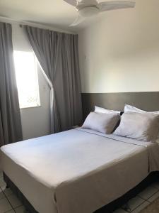 圣路易斯Talats_HomeCharm的卧室配有一张带白色床单和枕头的大床。