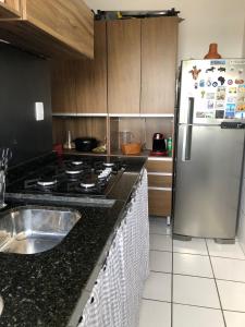 圣路易斯Talats_HomeCharm的厨房配有不锈钢冰箱和水槽