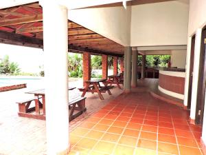 乌旺戈海滩Laguna la Crete 214的一个带桌子和长椅的庭院和一个游泳池
