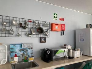 塞图巴尔Casanossa的厨房柜台设有水槽和微波炉