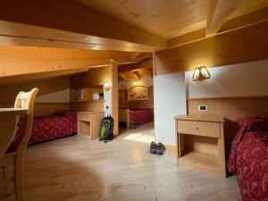 圣洛伦佐因巴纳莱圣洛林佐酒店的一间卧室配有两张床和一张书桌。