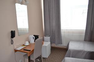 纳尔瓦约埃苏耶斯酒店的酒店客房配有书桌和床,