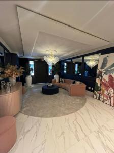 伊塔佩马Apartamento novo Gran Safira的带沙发和吊灯的大型客厅