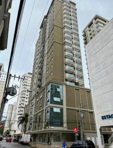 伊塔佩马Apartamento novo Gran Safira的一条城市街道拐角处的高楼