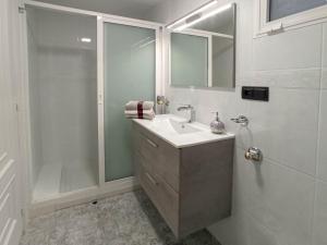 坎巴多斯Apartamento Los olmos的白色的浴室设有水槽和淋浴。