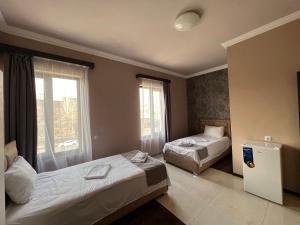 埃里温RP HOTEL (NEW)的酒店客房设有两张床和窗户。