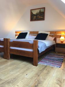 韦尔卡鲁穆尼卡Tatraview House的卧室配有一张大型木床和地毯。