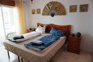 阿尔加罗沃Apartamento del Mar - Fewo am Meer Algarrobo Costa的卧室内的一张带两个枕头的床