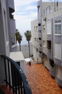 阿尔加罗沃Apartamento del Mar - Fewo am Meer Algarrobo Costa的一个带椅子的阳台,享有海滩美景