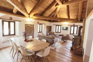 CastroAttico Adula的客厅设有木制天花板和桌椅