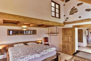 CastroAttico Adula的一间卧室设有床铺和木制天花板